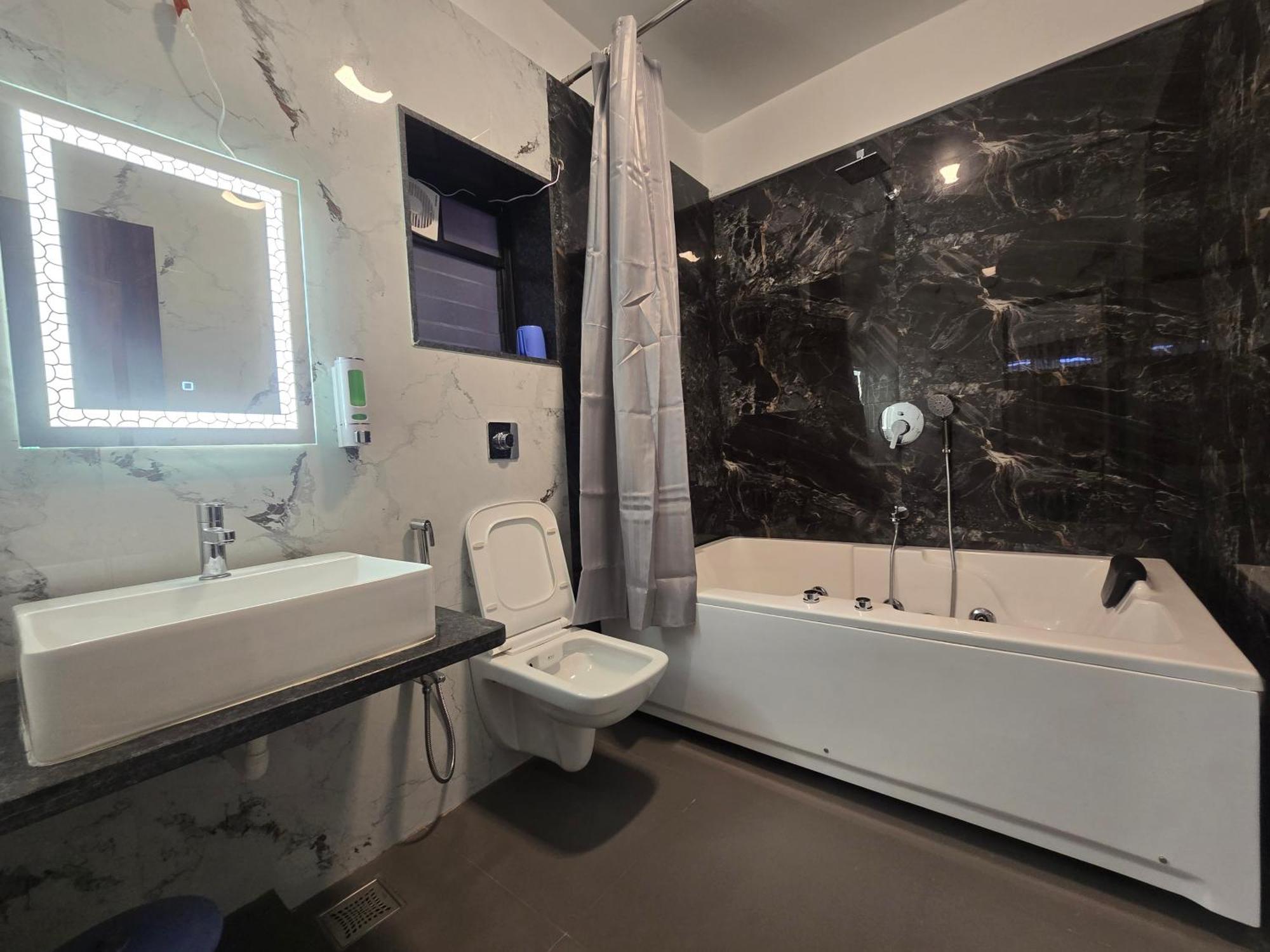 Hotel Vyankatesh & Pure Veg Restaurant Mahābaleshwar Dış mekan fotoğraf