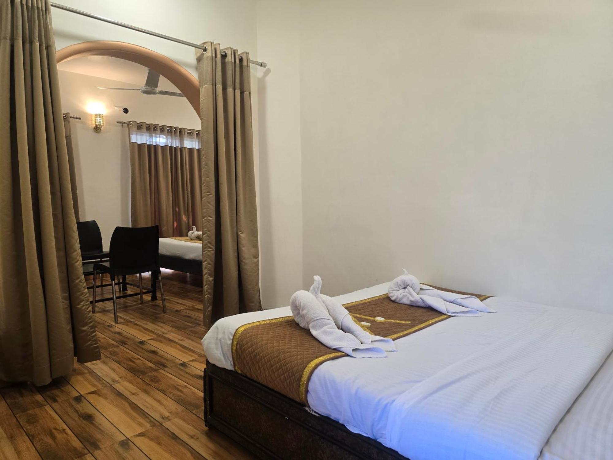Hotel Vyankatesh & Pure Veg Restaurant Mahābaleshwar Dış mekan fotoğraf