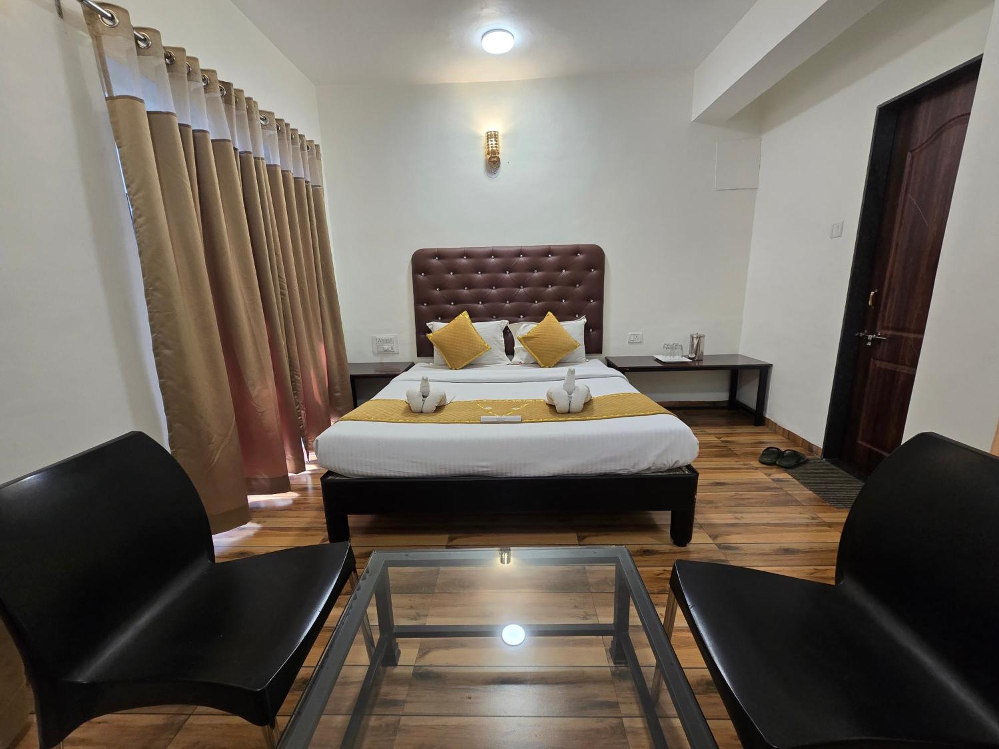 Hotel Vyankatesh & Pure Veg Restaurant Mahābaleshwar Dış mekan fotoğraf