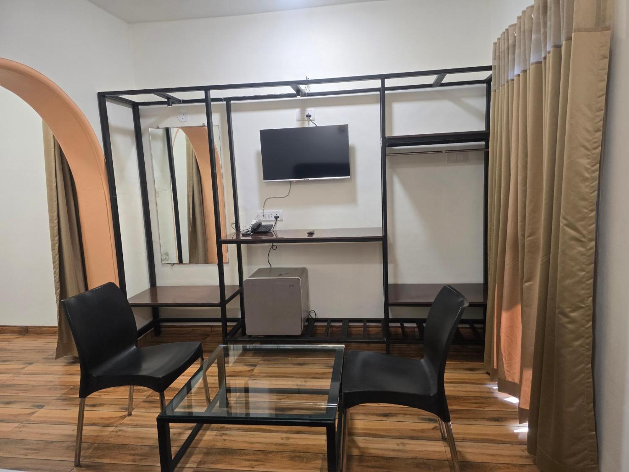 Hotel Vyankatesh & Pure Veg Restaurant Mahābaleshwar Dış mekan fotoğraf