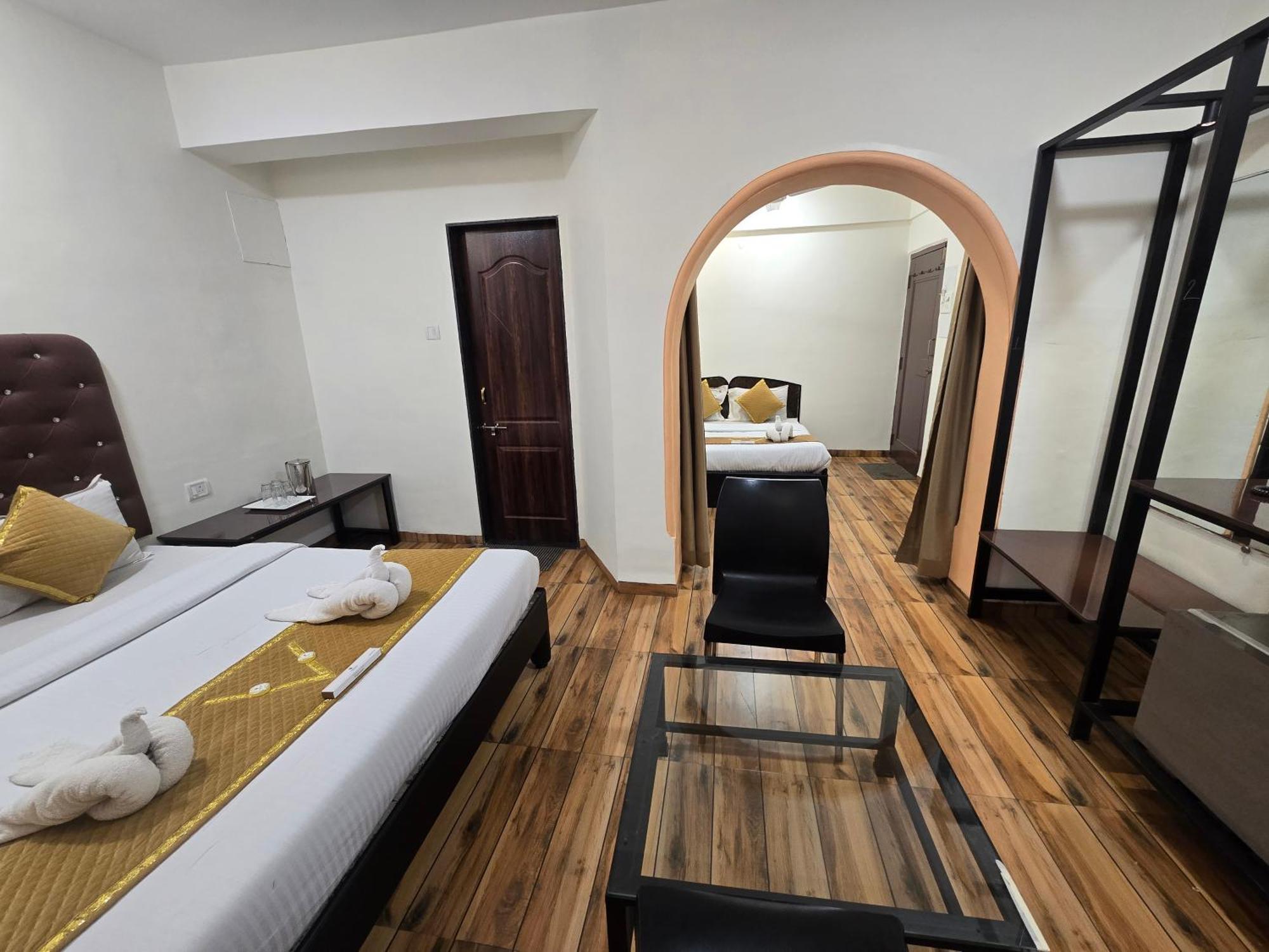 Hotel Vyankatesh & Pure Veg Restaurant Mahābaleshwar Dış mekan fotoğraf