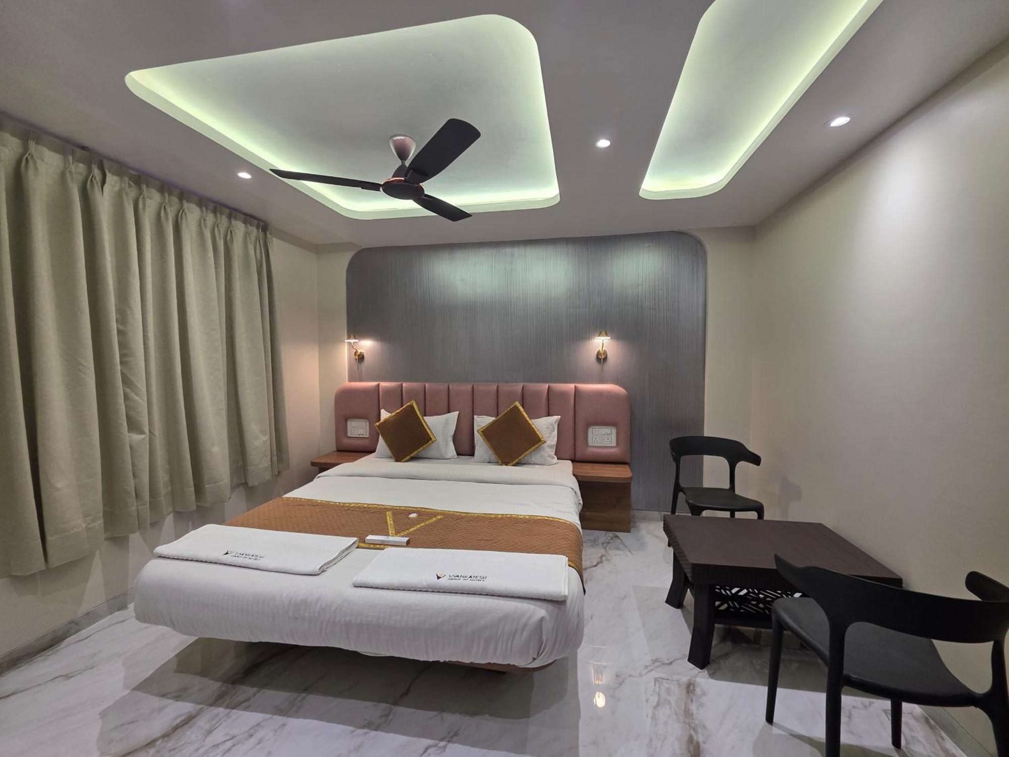 Hotel Vyankatesh & Pure Veg Restaurant Mahābaleshwar Dış mekan fotoğraf