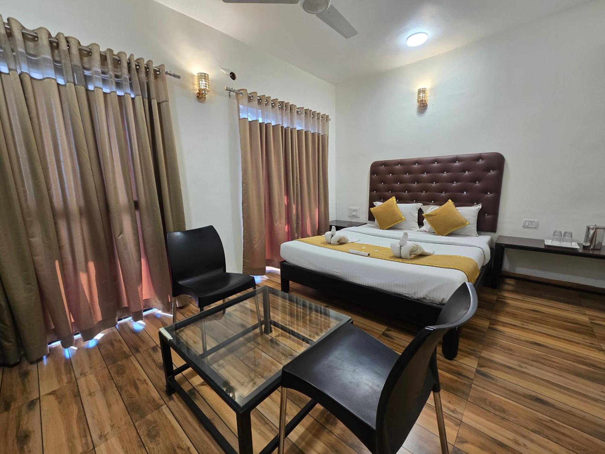 Hotel Vyankatesh & Pure Veg Restaurant Mahābaleshwar Dış mekan fotoğraf